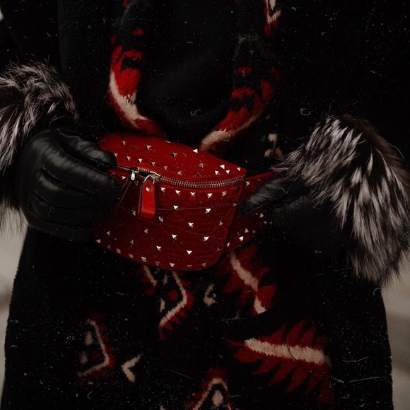 Valentino Garavani Rockstud Spike Red Velvet Belt Bag, Quilted - Picture 3 of 9